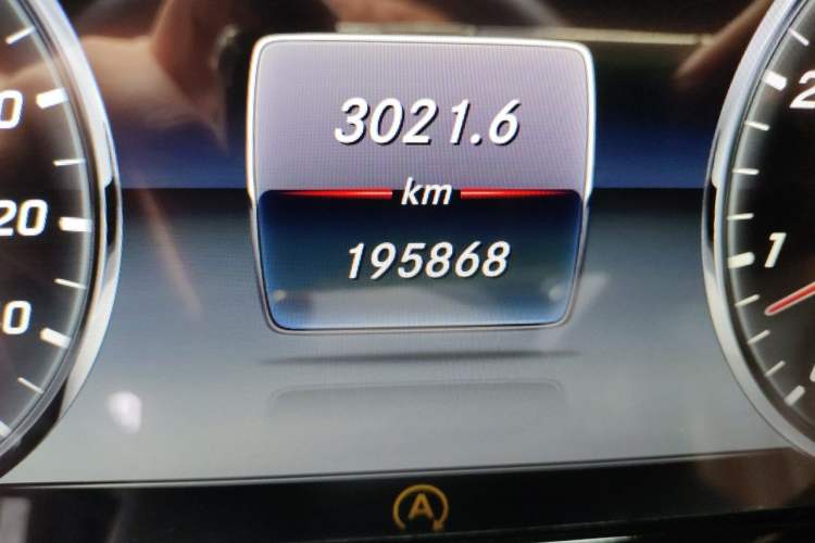 Used Mercedes-Benz S-Class 2014 S 320 L Business Model Odometer Close Up