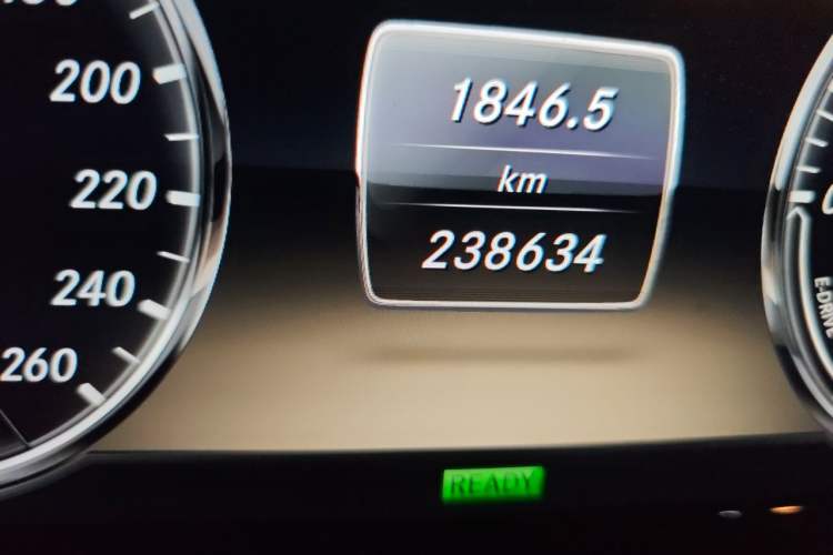 Used Mercedes-Benz S-Class 2014 S 400 L HYBRID Odometer Close Up