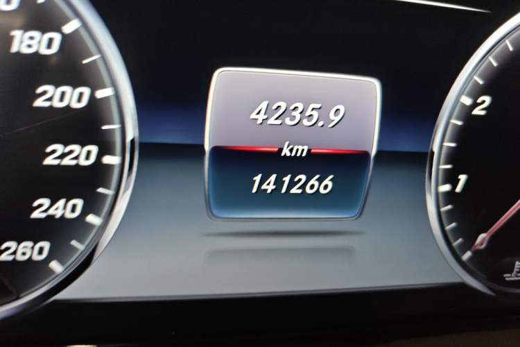 Used Mercedes-Benz S-Class 2014 S 320 L Business Model Odometer Close Up