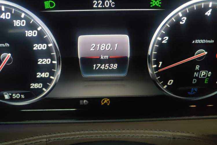 Used Mercedes-Benz S-Class 2014 S 320 L Business Model Odometer Close Up