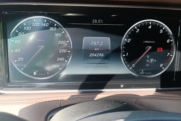 Used Mercedes-Benz S-Class 2014 S 320 L Business Model Odometer Close Up