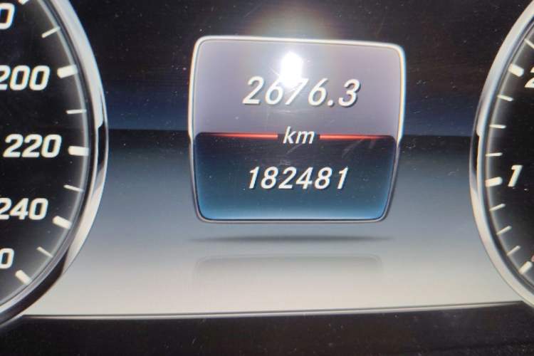 Used Mercedes-Benz S-Class 2014 S 500 L Odometer Close Up