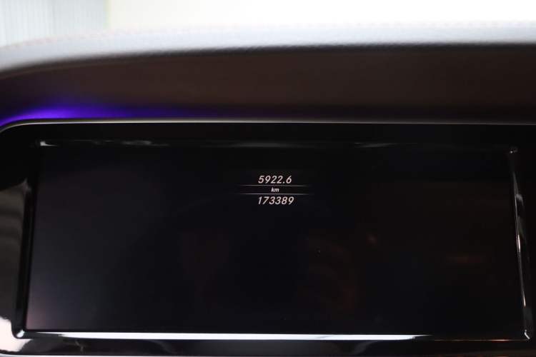 Used Mercedes-Benz S-Class 2014 S 400 L HYBRID Odometer Close Up