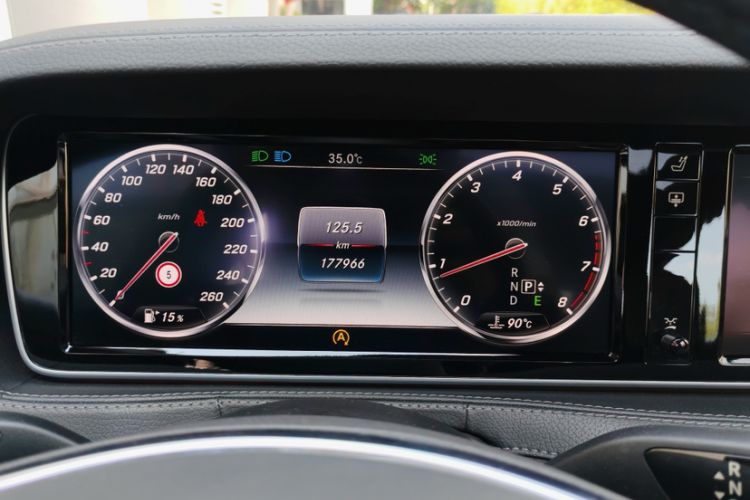 Used Mercedes-Benz S-Class 2014 S 320 L Business Model Odometer Close Up