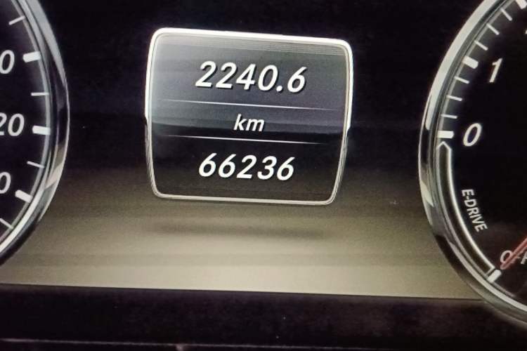 Used Mercedes-Benz S-Class 2014 S 400 L HYBRID Odometer Close Up