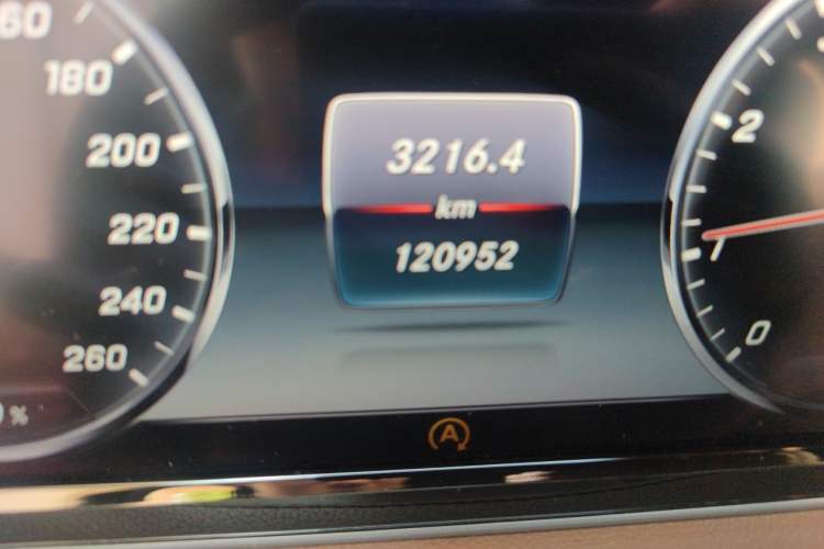 Used Mercedes-Benz S-Class 2014 S 320 L Business Model Odometer Close Up