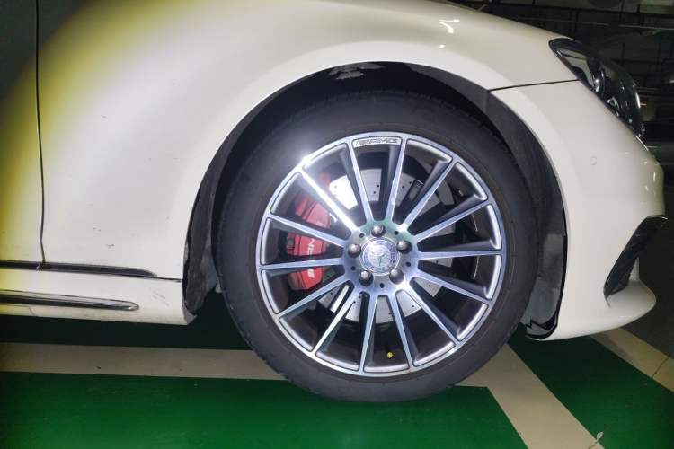 Used Mercedes-Benz S-Class 2014 S 400 L Prestige Edition Right Front Wheel Hub