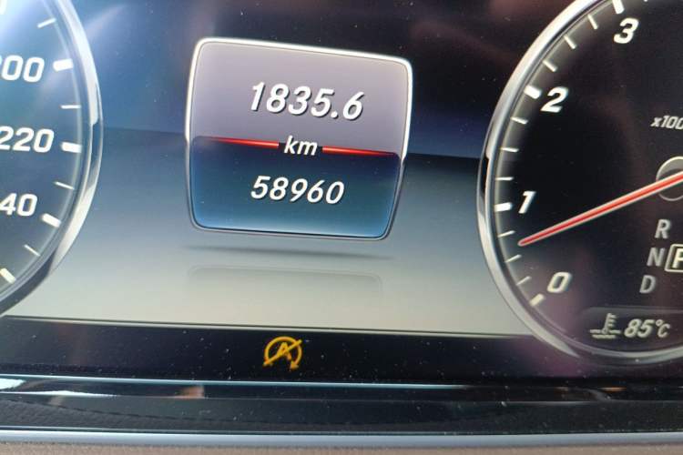 Used Mercedes-Benz S-Class 2015 S 400 L 4MATIC Odometer Close Up