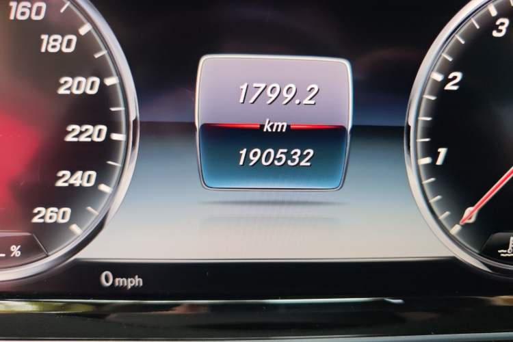 Used Mercedes-Benz S-Class 2015 S 400 L Odometer Close Up