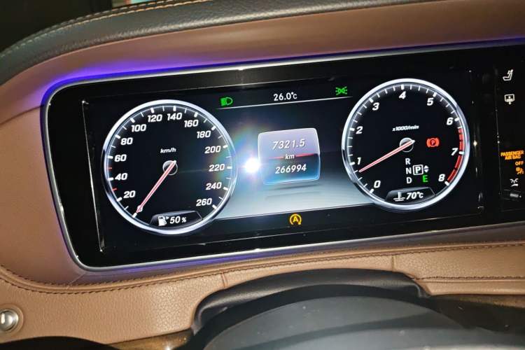 Used Mercedes-Benz S-Class 2015 S 400 L Odometer Close Up