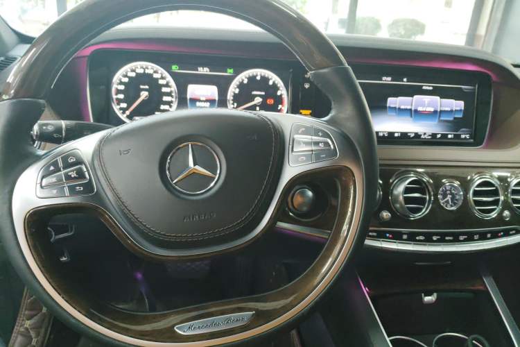 Used Mercedes-Benz S-Class 2016 S 320 L Luxury Model Center Console