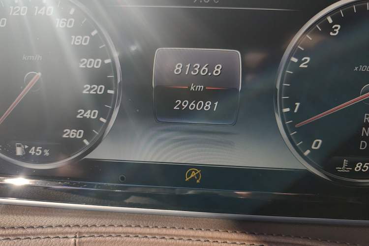 Used Mercedes-Benz S-Class 2016 S 320 L Business Model Odometer Close Up