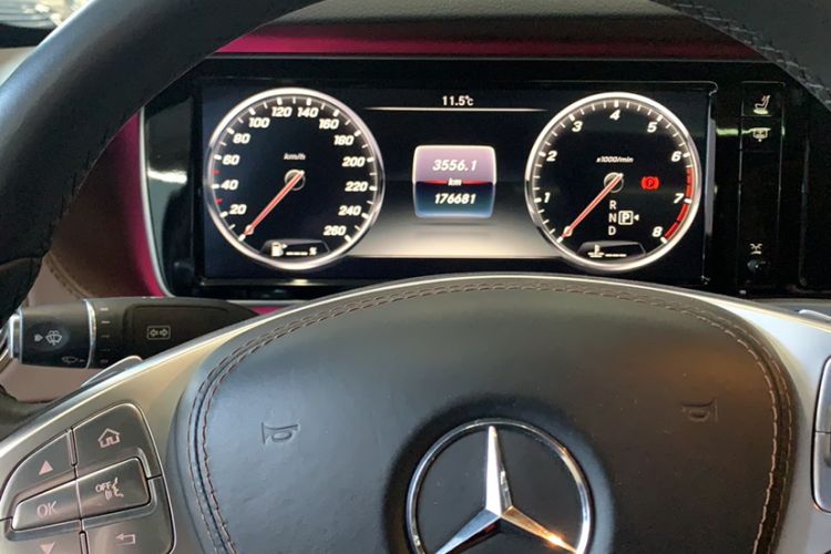 Used Mercedes-Benz S-Class 2016 S 400 L Odometer Close Up