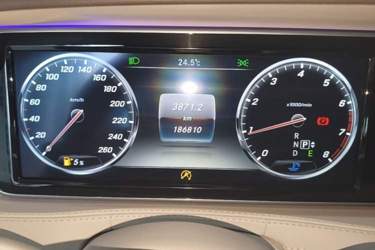 Used Mercedes-Benz S-Class 2016 S 320 L Business Model Odometer Close Up