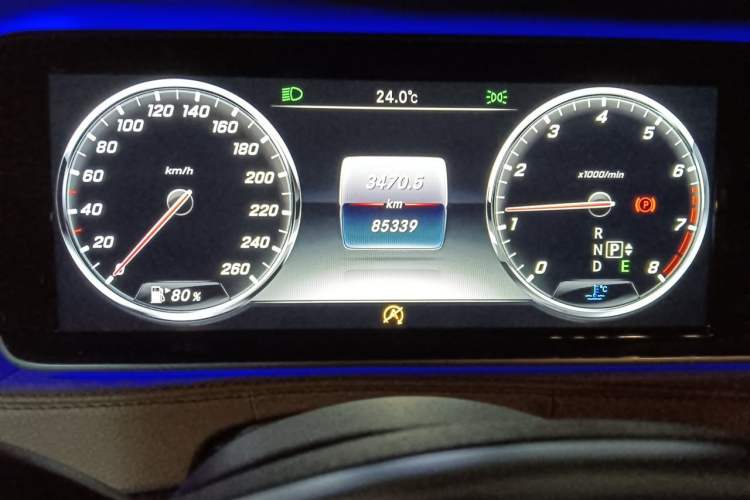 Used Mercedes-Benz S-Class 2016 S 400 L Odometer Close Up