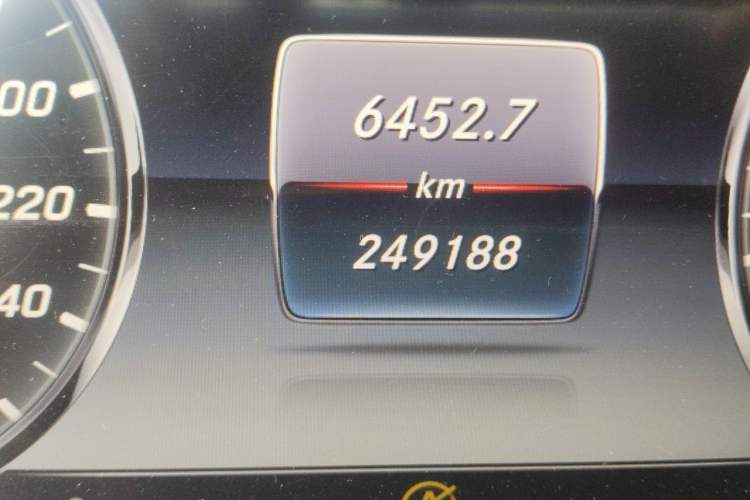 Used Mercedes-Benz S-Class 2016 S 320 L Business Model Odometer Close Up