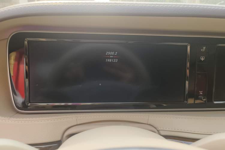 Used Mercedes-Benz S-Class 2016 S 400 L Odometer Close Up