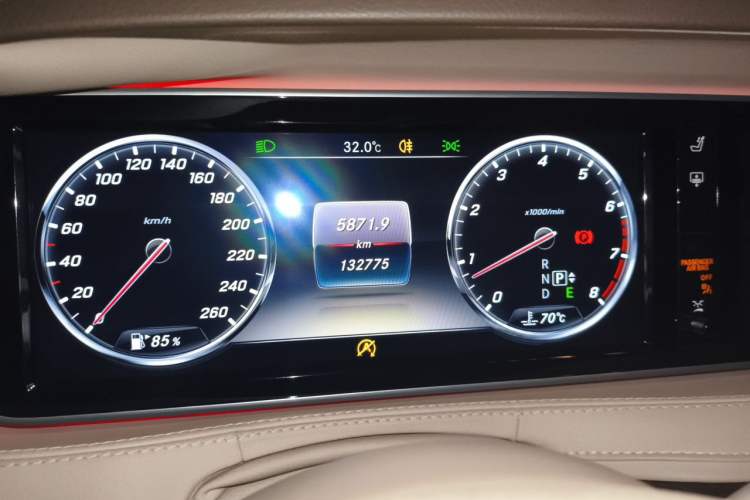 Used Mercedes-Benz S-Class 2016 S 320 L Business Model Odometer Close Up