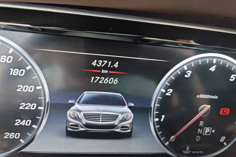 Used Mercedes-Benz S-Class 2016 S 320 L Business Model Odometer Close Up