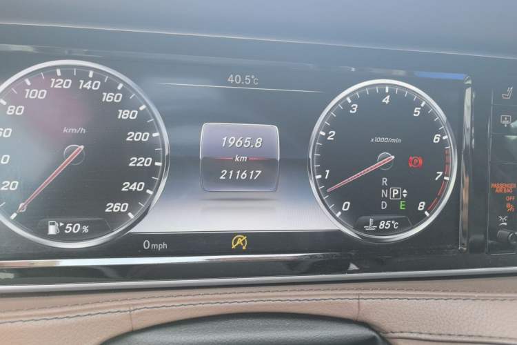 Used Mercedes-Benz S-Class 2016 S 320 L Business Model Odometer Close Up