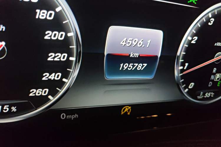 Used Mercedes-Benz S-Class 2016 S 400 L Odometer Close Up