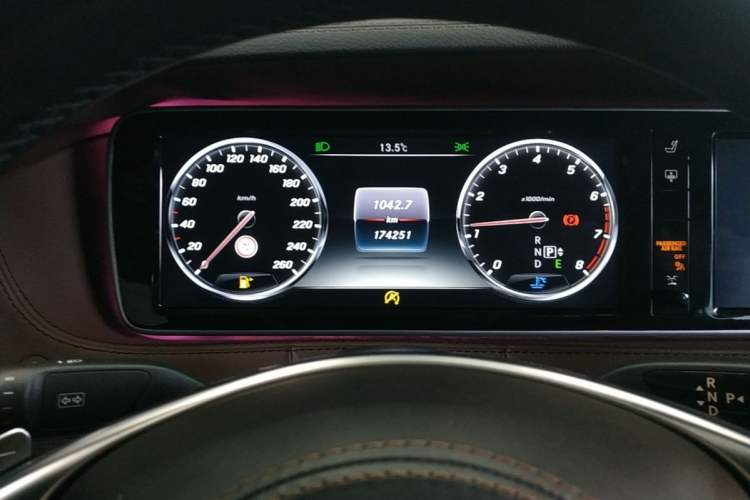 Used Mercedes-Benz S-Class 2016 S 400 L 4MATIC Odometer Close Up