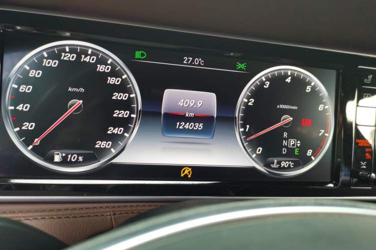 Used Mercedes-Benz S-Class 2016 S 400 L Odometer Close Up