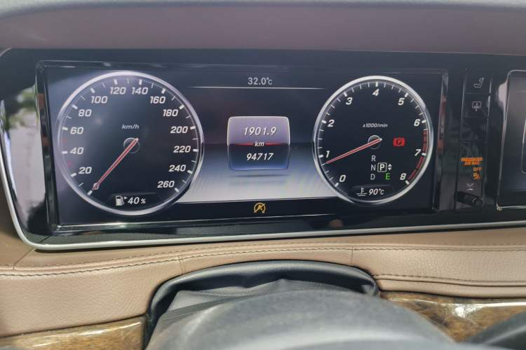Used Mercedes-Benz S-Class 2016 S 320 L Business Model Odometer Close Up