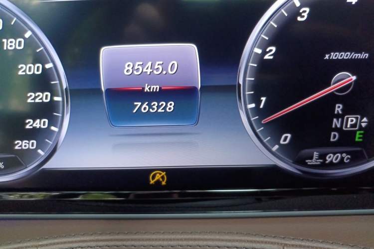 Used Mercedes-Benz S-Class 2016 S 320 L Business Model Odometer Close Up