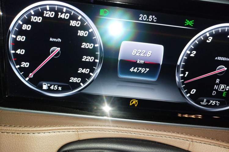 Used Mercedes-Benz S-Class 2017 S 400 L Odometer Close Up