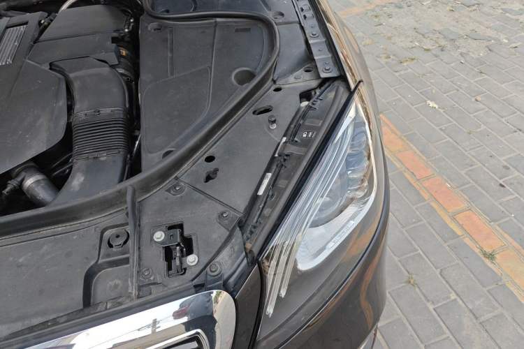 Used Mercedes-Benz S-Class 2018 S 320 L Engine Bay Left