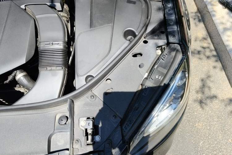 Used Mercedes-Benz S-Class 2018 S 320 L Engine Bay Left