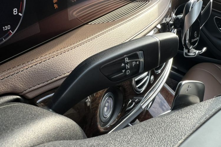 Used Mercedes-Benz S-Class 2018 S 320 L Interior 3