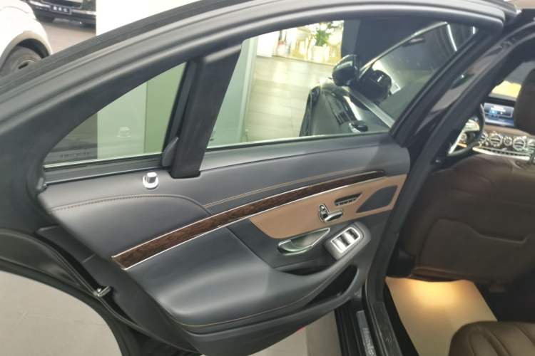 Used Mercedes-Benz S-Class 2018 S 320 L Interior 5