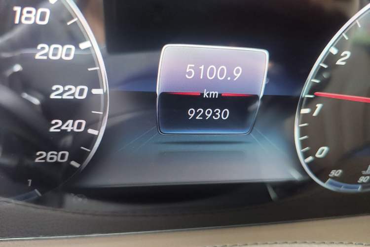 Used Mercedes-Benz S-Class 2018 S 350 L Odometer Close Up