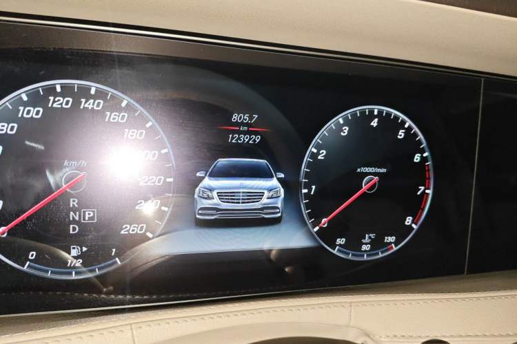 Used Mercedes-Benz S-Class 2018 S 320 L Odometer Close Up