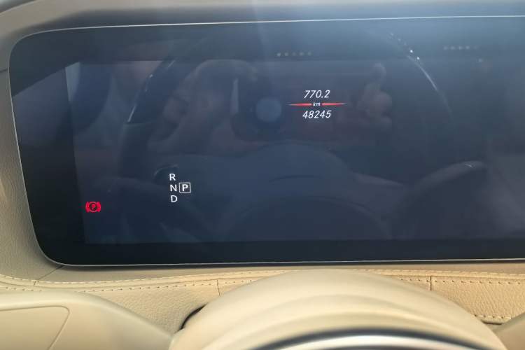 Used Mercedes-Benz S-Class 2018 S 350 L Odometer Close Up
