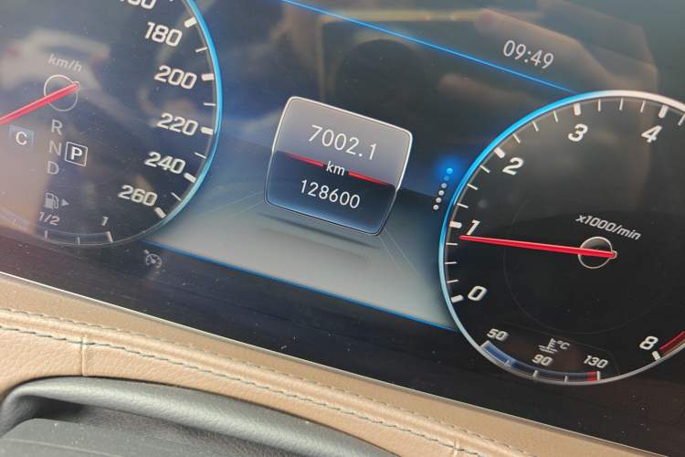 Used Mercedes-Benz S-Class 2018 S 320 L Odometer Close Up