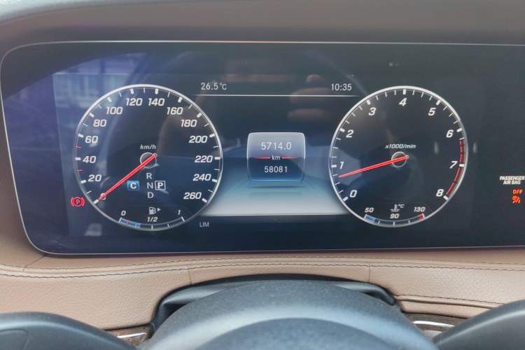 Used Mercedes-Benz S-Class 2018 S 350 L Odometer Close Up