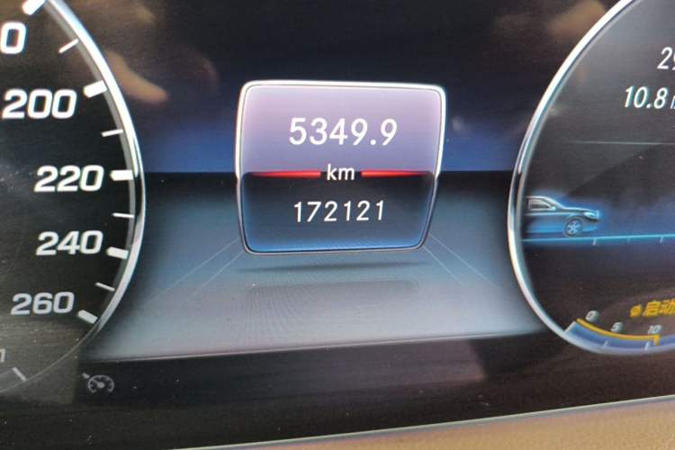 Used Mercedes-Benz S-Class 2018 S 350 L Odometer Close Up