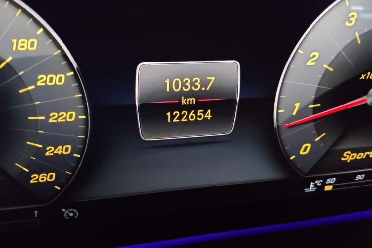 Used Mercedes-Benz S-Class 2018 S 320 L Odometer Close Up