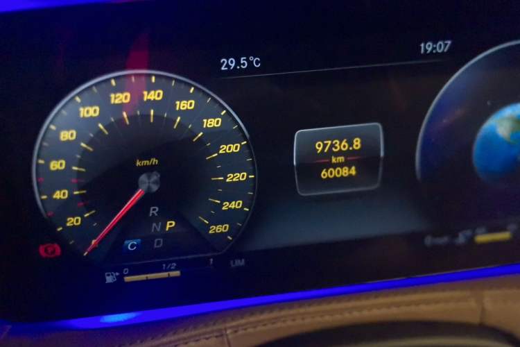 Used Mercedes-Benz S-Class 2018 S 320 L Odometer Close Up