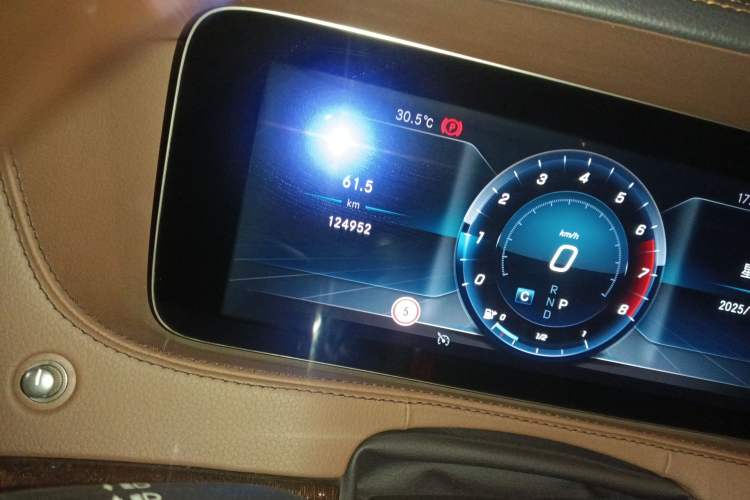 Used Mercedes-Benz S-Class 2018 S 350 L Odometer Close Up
