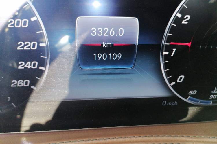 Used Mercedes-Benz S-Class 2018 S 320 L Odometer Close Up