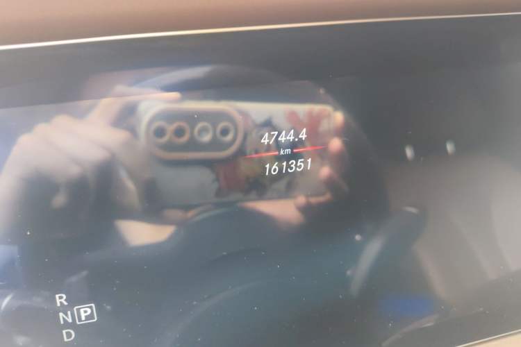 Used Mercedes-Benz S-Class 2018 S 350 L Odometer Close Up
