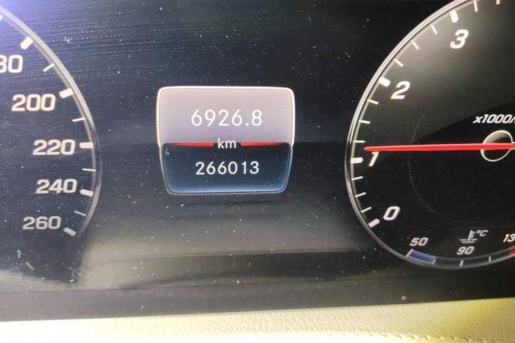 Used Mercedes-Benz S-Class 2018 S 320 L Odometer Close Up