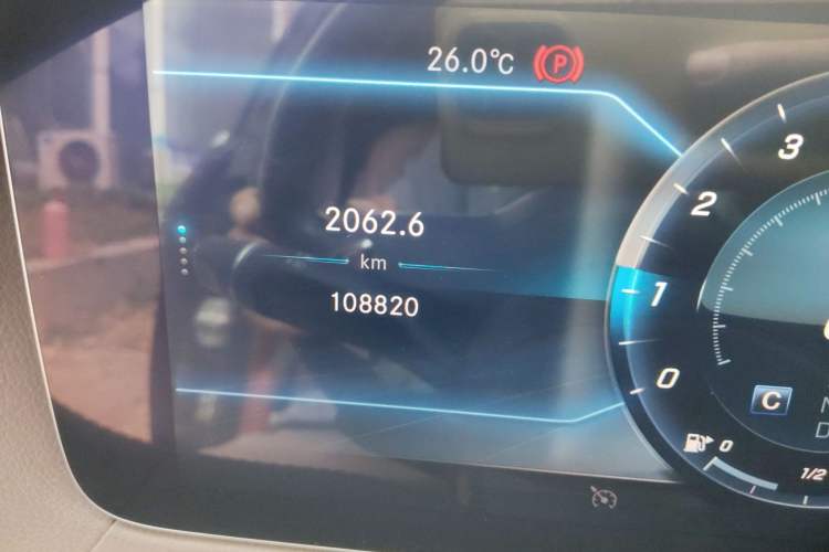 Used Mercedes-Benz S-Class 2018 S 320 L Odometer Close Up