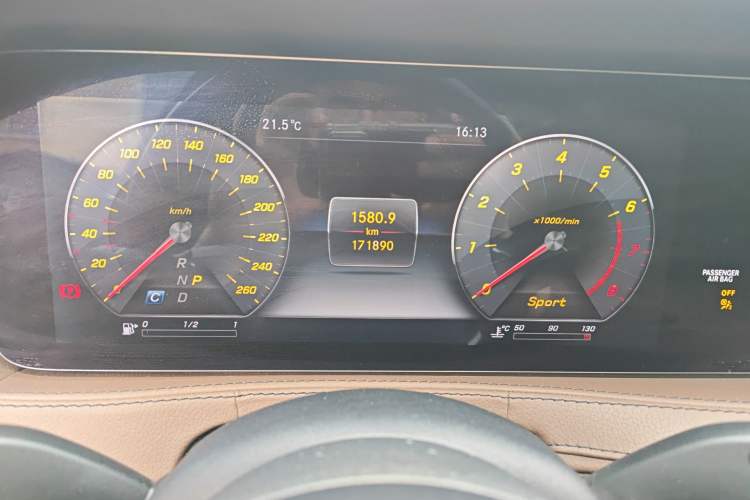 Used Mercedes-Benz S-Class 2018 S 320 L Odometer Close Up