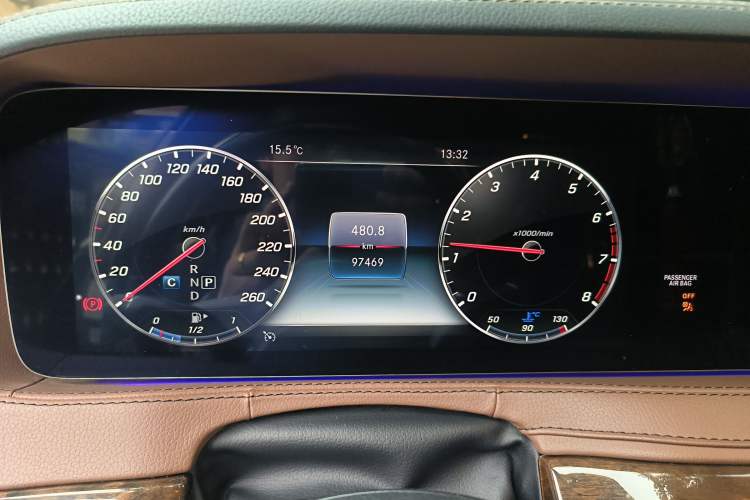 Used Mercedes-Benz S-Class 2018 S 320 L Odometer Close Up
