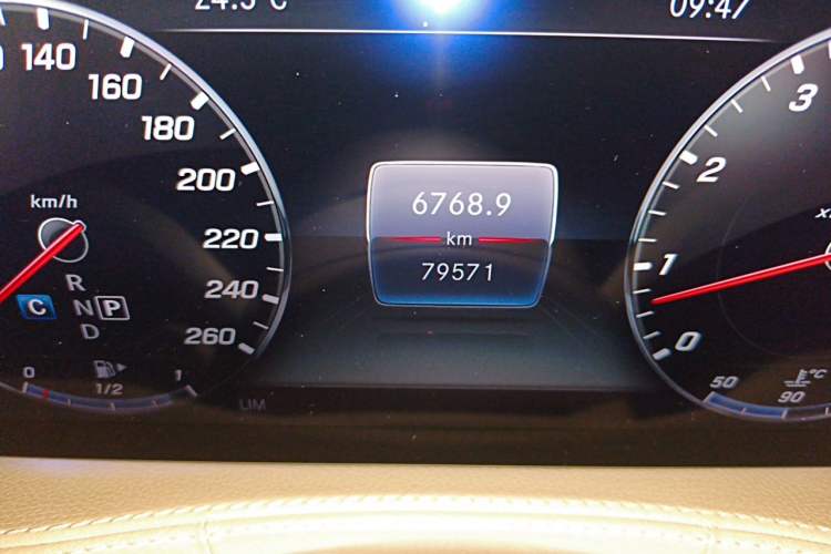 Used Mercedes-Benz S-Class 2018 S 350 L Odometer Close Up